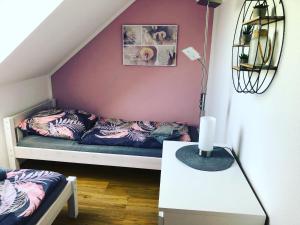 A&C Bergen في لوكاو: غرفة صغيرة بها سرير وطاولة