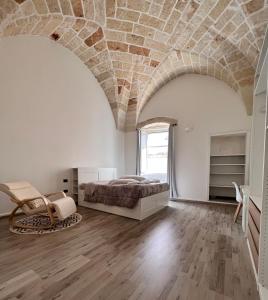 um quarto com uma cama e um tecto de pedra em Holiday House Signuria em Lecce