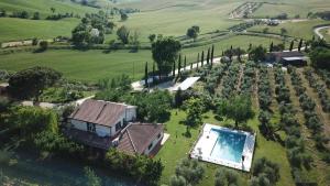 an aerial view of a house with a swimming pool at Il Girasole Terzuolo in Manciano