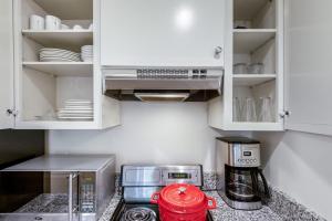 A kitchen or kitchenette at Dupont Circle 1BR w WD nr metro Johns Hopkins WDC-60