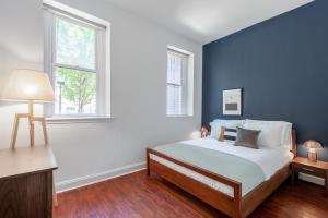 A bed or beds in a room at Dupont Circle 1BR w WD nr metro Johns Hopkins WDC-60