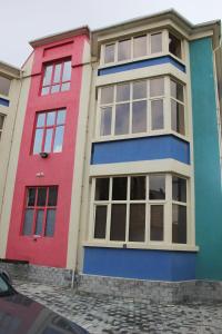 East في باكو: مبنى ملون مع نوافذ على شارع
