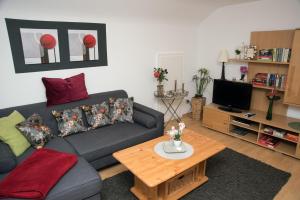 ein Wohnzimmer mit einem Sofa und einem Couchtisch in der Unterkunft Ferienwohnung Hortensie in Markdorf