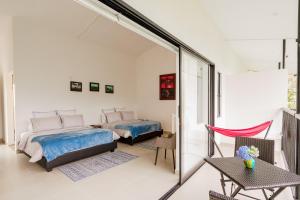 Rúm í herbergi á Acaima Café Lodge