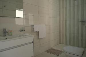 Ένα μπάνιο στο Penthouse with sea view, lift, 2 min from Valletta