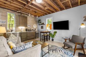 Η κουζίνα ή μικρή κουζίνα στο Downtown Guest House +6 φωτογραφίες