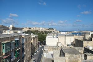 una vista aérea de una ciudad con edificios en Penthouse with sea view, lift, 2 min from Valletta, en Floriana