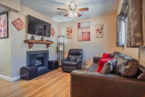 sala de estar con sofá y chimenea en Oak Square - Unit 403, en Gatlinburg