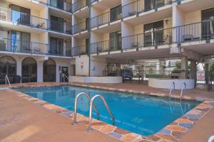 una piscina en el patio de un edificio de apartamentos en Oak Square - Unit 403, en Gatlinburg