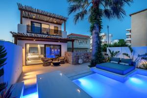 una casa con un sofá azul y una palmera en Soleil Rooms and Suites en Stalida