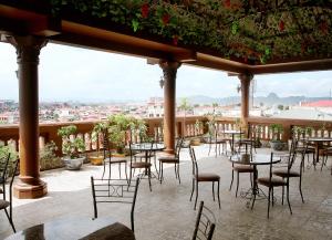 un grupo de mesas y sillas en un balcón en Thuy Anh Hotel, en Ninh Binh