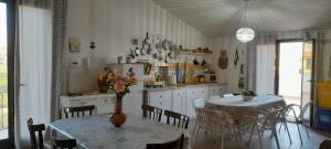 Santa Margherita di BeliceにあるRosa's House Bed and Breakfastのキッチン(テーブル2台、テーブル、椅子付)