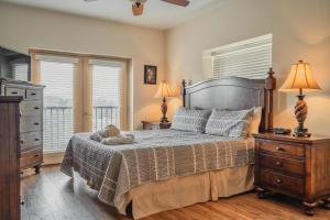 una camera con un letto, due lampade e un comò di MVC - Unit 3507 a Pigeon Forge Altre 35 foto