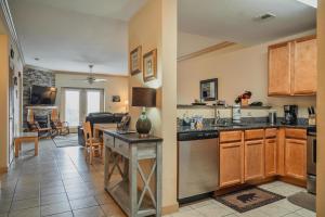 cocina y sala de estar con mesa. en MVC - Unit 3306, en Pigeon Forge