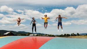 grupa ludzi skaczących z basenu w obiekcie Hotel Obří Sud Javorník w mieście Jeřmanice