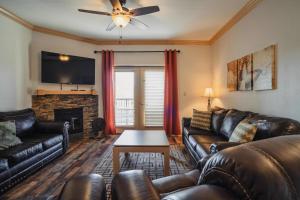 Una sala de estar con muebles de cuero y chimenea. en MVC - Unit 1601- Sweet Butterfly, en Pigeon Forge