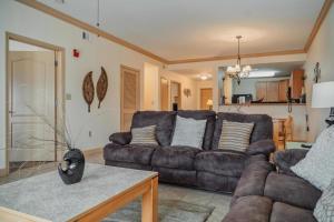 una sala de estar con un sofá y una mesa en MVC - Unit 3504 - Sweet Retreat, en Pigeon Forge