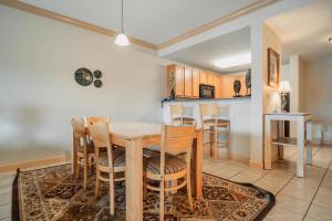 鴿子谷的住宿－MVC - Unit 1305，厨房以及带桌椅的用餐室。