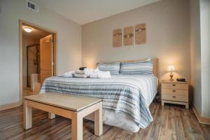 una camera da letto con un letto con un orsacchiotto sopra di MVC - Unit 1305 a Pigeon Forge