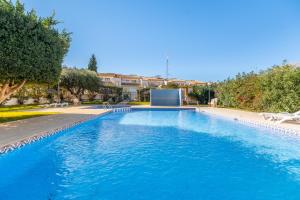 une grande piscine d'eau bleue dans l'établissement Casa Dario, à Gran Alacant