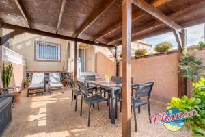un patio con tavolo e sedie sul balcone. di Casa Dario a Gran Alacant