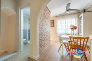 cocina y comedor con pared de piedra en Casa Dario, en Gran Alacant