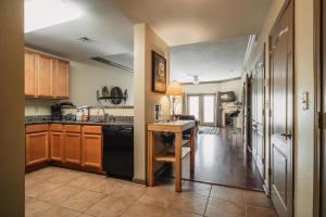 cocina con armarios de madera y lavavajillas negro en MVC - Unit 2103 - Berlin of the South, en Pigeon Forge