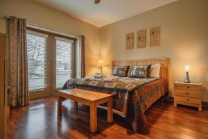 Un dormitorio con una cama con una mesa y una ventana. en MVC - Unit 2103 - Berlin of the South, en Pigeon Forge 41 fotos más