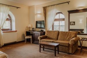 a living room with a couch and a tv at Olandia in Kwilcz