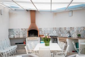 kuchnia ze stołem, krzesłami i kuchenką w obiekcie I Venti dello Stagnone w mieście Birgi Vecchi