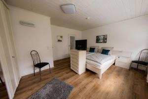 1 dormitorio con cama, escritorio y silla en Wohnung Hirschhöhe im Taunus, en Neu-Anspach