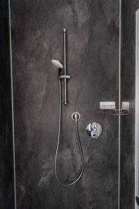 y baño con ducha y puerta de cristal. en Wohnung Hirschhöhe im Taunus, en Neu-Anspach