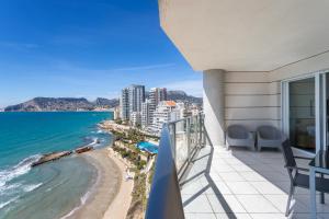 Paradero Rental B74- Vistas al Mar في كاليبي: شرفة مطلة على الشاطئ والمباني