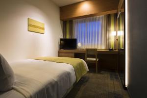 Un pat sau paturi într-o cameră la Hotel Sunroute Chiba
