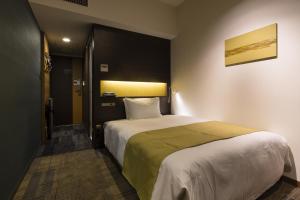 Postel nebo postele na pokoji v ubytování Hotel Sunroute Chiba