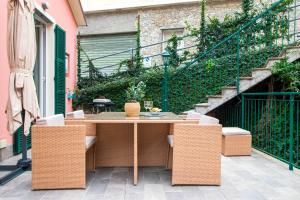einen Tisch und Stühle auf einer Terrasse mit Treppen in der Unterkunft Olives Bay Terrace in Portofino in Portofino