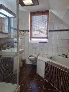 La salle de bains est pourvue d'un lavabo, d'une baignoire et de toilettes. dans l'établissement Ostorfer See, à Schwerin
