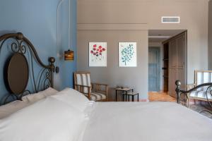 1 dormitorio con 1 cama grande con sábanas blancas en Masseria del Carboj en Menfi