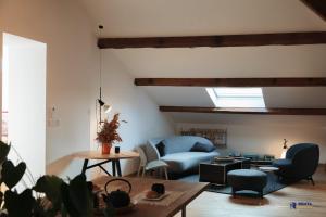 ein Wohnzimmer mit einem Sofa und einem Tisch in der Unterkunft Jardin des Anges - Castillet view - WIFI- Centre ville in Perpignan