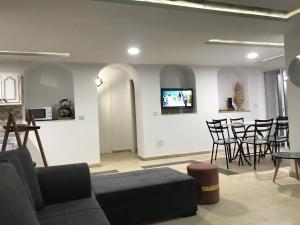 阿格希爾的住宿－Dar Slima，客厅配有沙发和墙上的电视