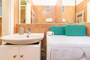 een badkamer met een wastafel, een toilet en een spiegel bij Grazioso in Milaan
