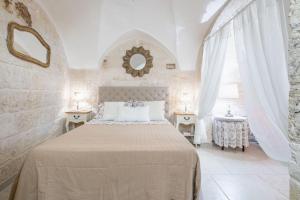 um quarto com uma cama grande e duas mesas de cabeceira em Portici Guest House by Rentbeat em Fasano