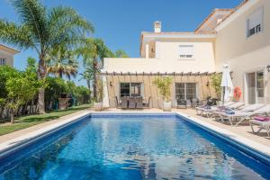 una villa con piscina e una casa di Endless Summer Luxury Villa a Quinta do Lago