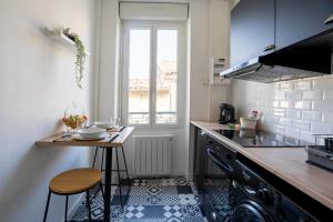 Köök või kööginurk majutusasutuses Le AOC Spacieux T2 - moderne hyper centre - Parking Gratuit