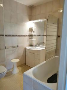een badkamer met een bad, een wastafel en een toilet bij Chambres d'Hôtes La Terrasse d'Argein in Argein