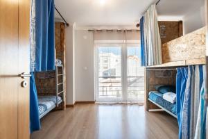 una habitación con literas y una ventana en The Port Beach House, en Praia da Areia Branca