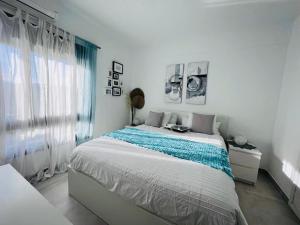 A bed or beds in a room at Fantastic apartment sea view near Puerto Banus Még 10 kép