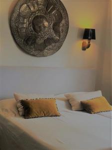 - un lit avec une plaque de cuisson sur le mur au-dessus dans l'établissement Villa at secured gated resort near Mambo Beach!, à Willemstad