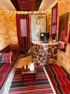 Petra fort hotel في وادي موسى: غرفة بجدار حجري وغرفة بطاولة
