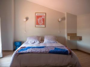 een slaapkamer met een groot bed in een kamer bij LE NID BLEU Duplex en plein centre in Castres